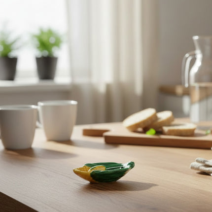 Beurrier Vallauris en porcelaine en forme d'épi de maïs vert et jaune et son couteau assorti