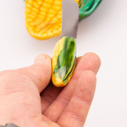Beurrier Vallauris en porcelaine en forme d'épi de maïs vert et jaune et son couteau assorti