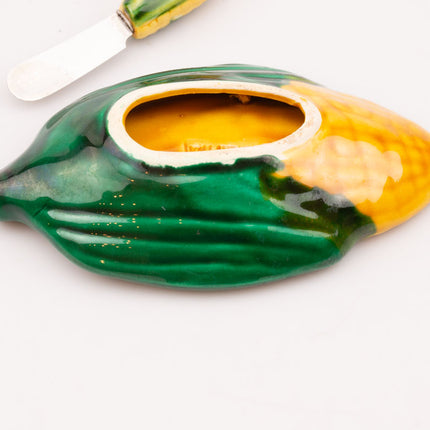 Beurrier Vallauris en porcelaine en forme d'épi de maïs vert et jaune et son couteau assorti