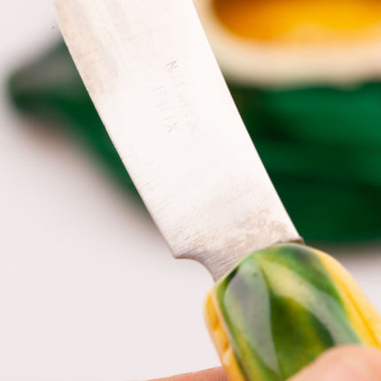 Beurrier Vallauris en porcelaine en forme d'épi de maïs vert et jaune et son couteau assorti