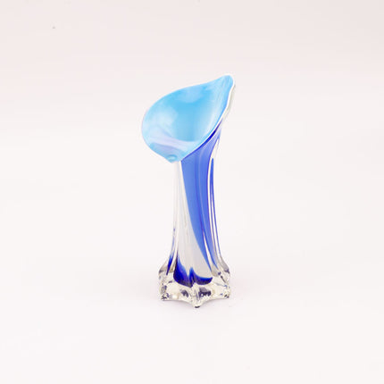 Vase en vert en forme de fleur en camaïeu de bleu de style Murano