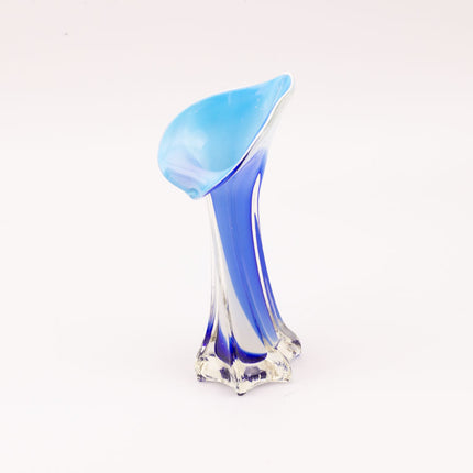 Vase en vert en forme de fleur en camaïeu de bleu de style Murano