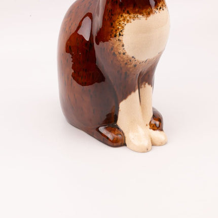 Grande figurine de chat en céramique brune et beige craquelée