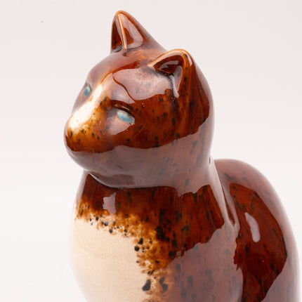 Grande figurine de chat en céramique brune et beige craquelée