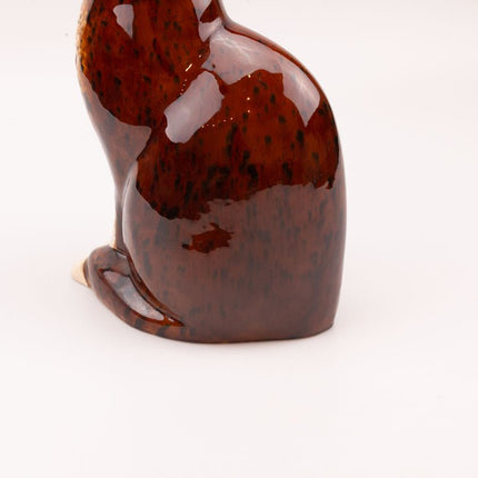 Grande figurine de chat en céramique brune et beige craquelée