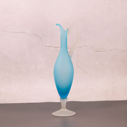 Schenkkan van gepolijst azuurblauw glas