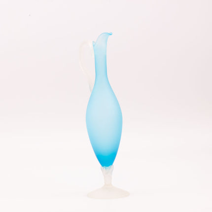 Vase aiguière élégant en verre soufflé bleu azur