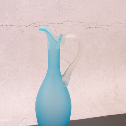 Vase aiguière élégant en verre soufflé bleu azur