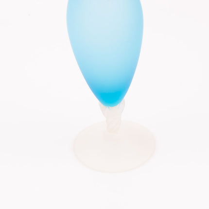 Vase aiguière élégant en verre soufflé bleu azur