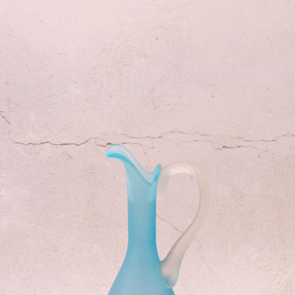 Vase aiguière élégant en verre soufflé bleu azur