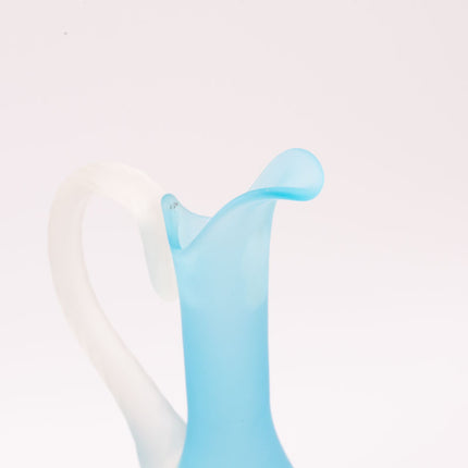 Vase aiguière élégant en verre soufflé bleu azur