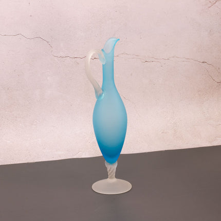 Vase aiguière élégant en verre soufflé bleu azur