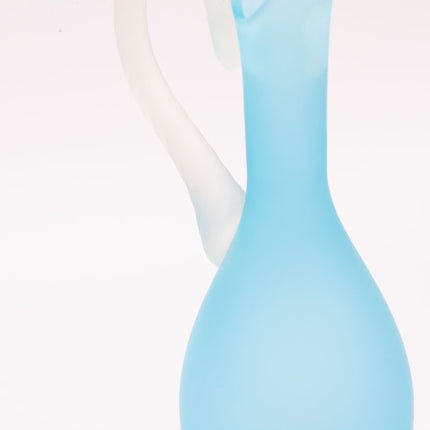 Vase aiguière élégant en verre soufflé bleu azur