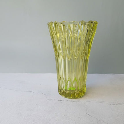 Grand vase en cristal transparent sculpté en formes géométriques