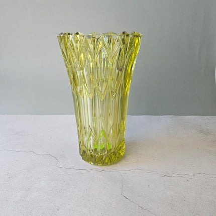 Grand vase tchèque en verre pressé teinté jaune à formes géométriques