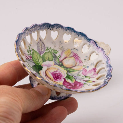 Petite coupelle ancienne fleurie en porcelaine délicate