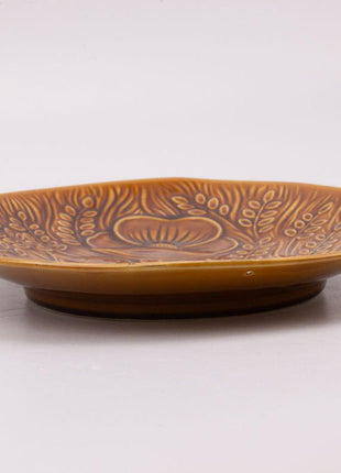 Plat en porcelaine Sarreguemines brun à motifs fleuris en reliefs