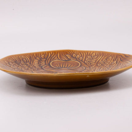 Plat en porcelaine Sarreguemines brun à motifs fleuris en reliefs