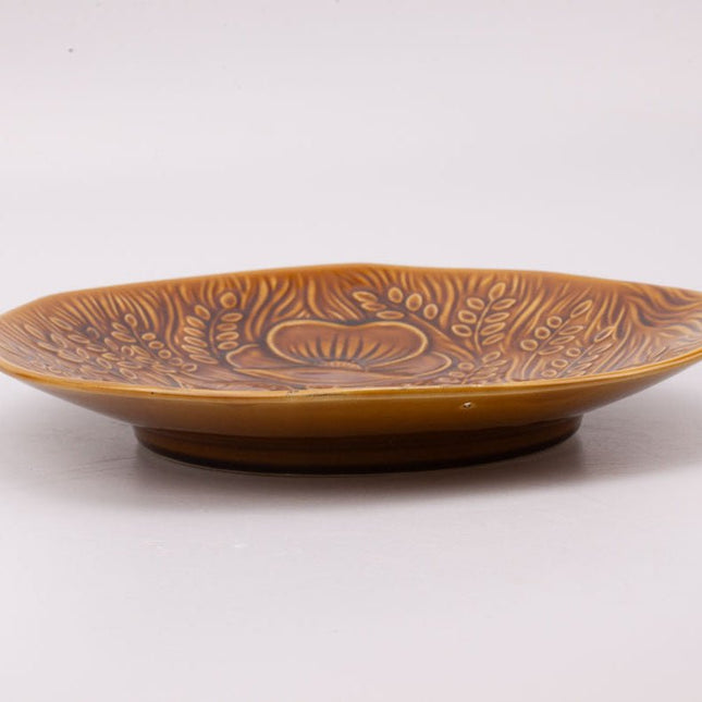 Plat en porcelaine Sarreguemines brun à motifs fleuris en reliefs