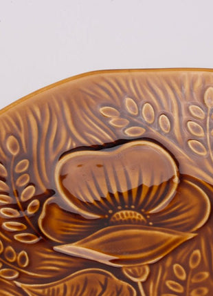 Plat en porcelaine Sarreguemines brun à motifs fleuris en reliefs