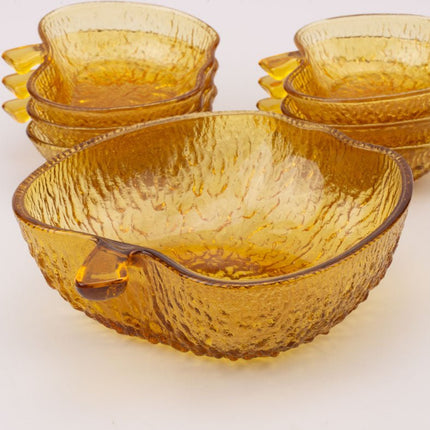 Fruitservies van amberkleurig glas in de vorm van een appel (1 schaal en 6 kommen)