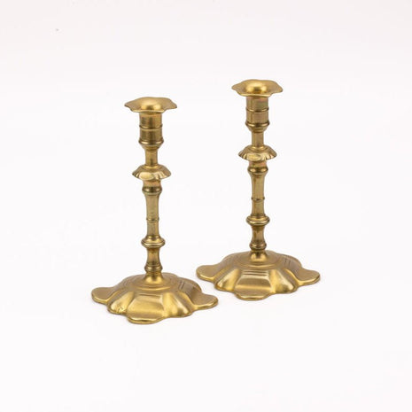 Paire de chandeliers anciens en laiton doré