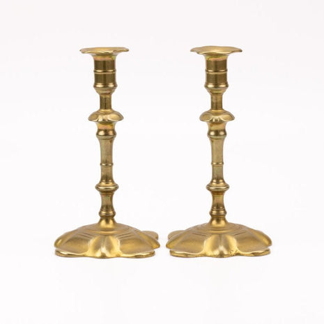 Paire de chandeliers anciens en laiton