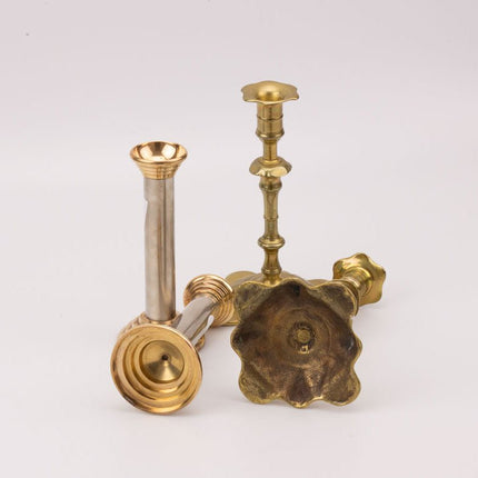 Een paar vintage zilveren en gouden metalen kandelaars