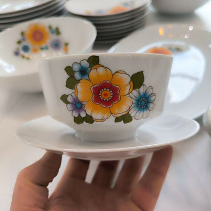 Compleet vintage porseleinen dinerservies voor 8 personen, inclusief borden, schalen, soepterrine, juskom en Mitterteich sauskom.