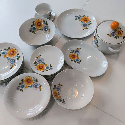 Compleet vintage porseleinen dinerservies voor 8 personen, inclusief borden, schalen, soepterrine, juskom en Mitterteich sauskom.