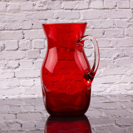 Carafe vintage en verre rouge