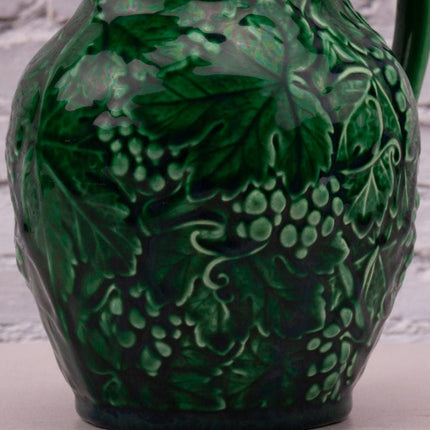 Pichet vintage Wedgwood en majolique verte - Vigne et raisin