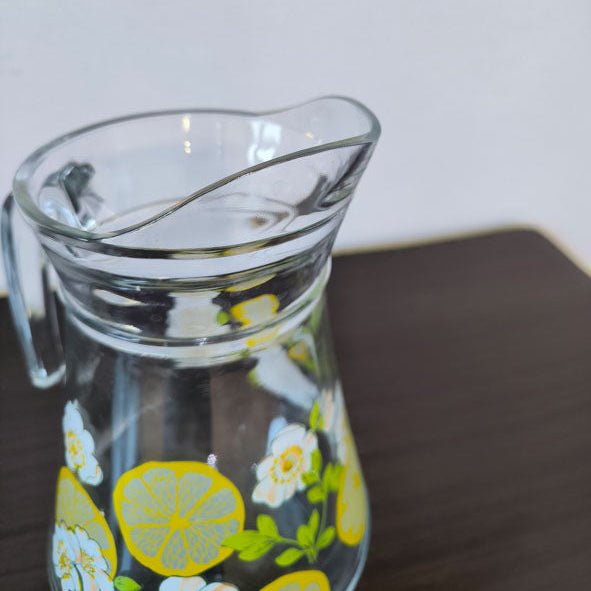 Carafe en verre citrons et fleurs blanches jaune