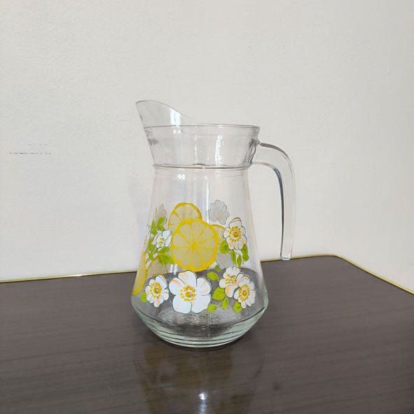 Carafe en verre citrons et fleurs blanches