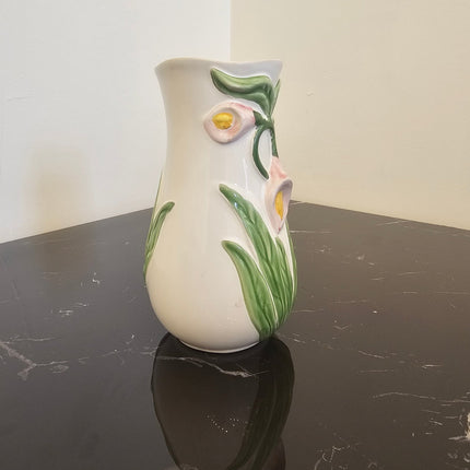 Grand vase blanc vintage en barbotine fleurs d'Arum