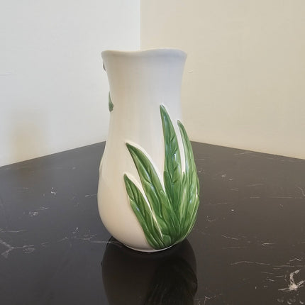 Grand vase blanc vintage en barbotine fleurs d'Arum