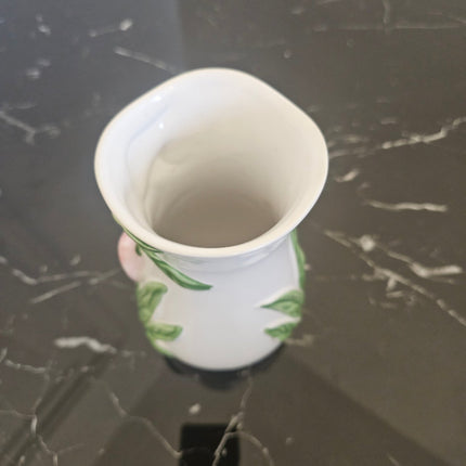 Grand vase blanc vintage en barbotine fleurs d'Arum