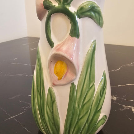 Grand vase blanc vintage en barbotine fleurs d'Arum