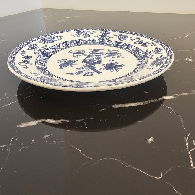 Ancienne assiette plate en céramique blanche et bleue "Poterie" de Société Céramique Maestricht années 1920