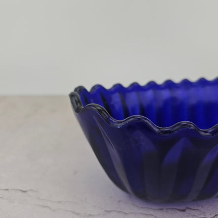 Plat saladier ovale bleu cobalt en verre extrémités ondulés