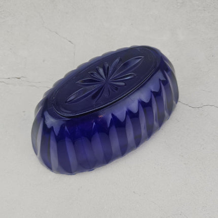 Plat saladier ovale bleu cobalt en verre extrémités ondulés