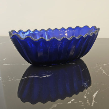 Plat saladier ovale bleu cobalt en verre extrémités ondulés