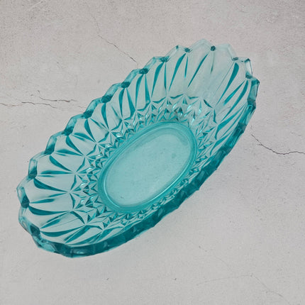Plat vintage vert vintage en verre taillé et en relief