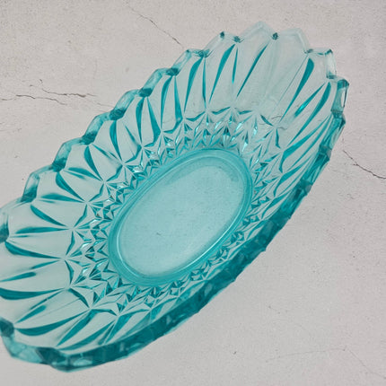 Plat vintage vert vintage en verre taillé et en relief