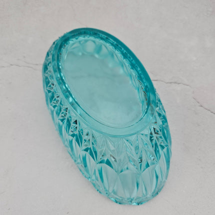 Plat vintage vert vintage en verre taillé et en relief