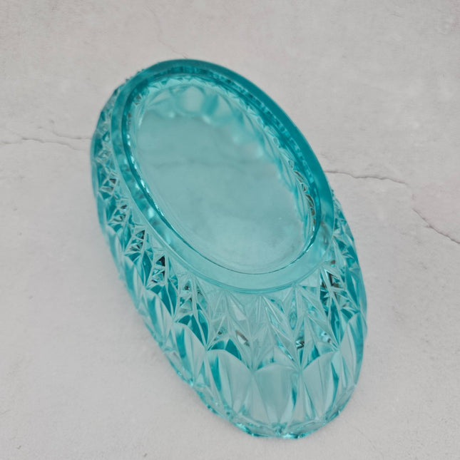 Plat vintage vert vintage en verre taillé et en relief