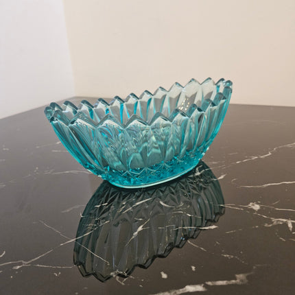 Plat vintage vert vintage en verre taillé et en relief