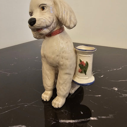 Figurine Bassano caniche assis avec petit vase en céramique blanche