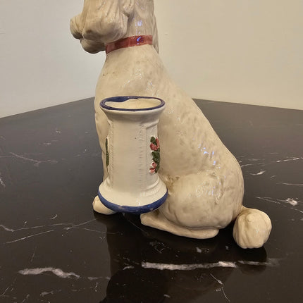 Figurine Bassano caniche assis avec petit vase en céramique blanche