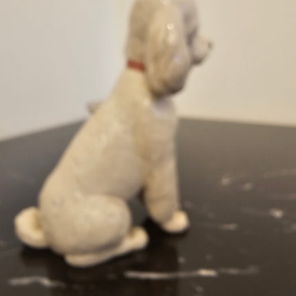 Figurine Bassano caniche assis avec petit vase en céramique blanche